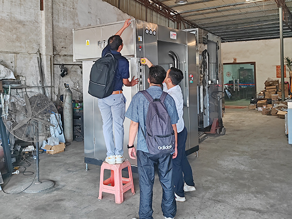 老外来审核喷锡机准备出货